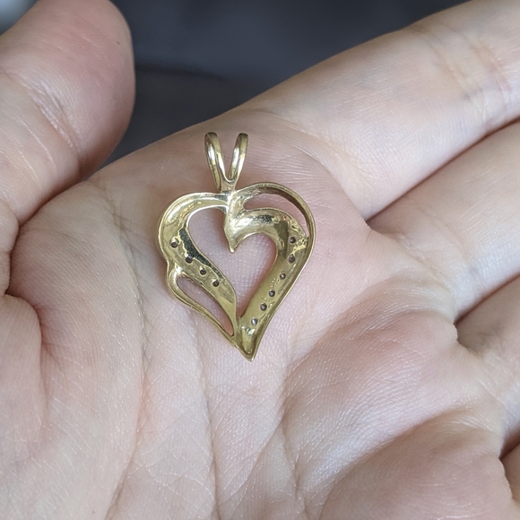 10K solid gold diamond heart pendant - Picture 10 of 12